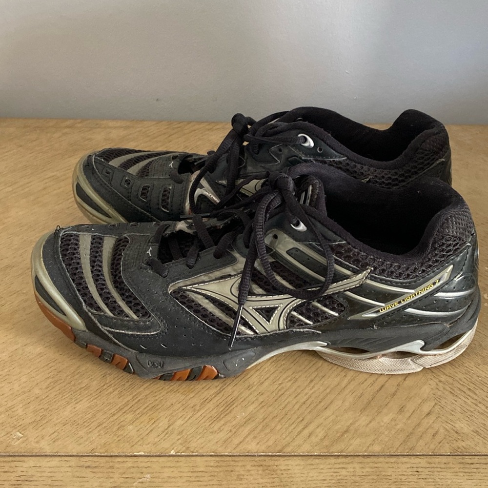 Black Mizuno brand tennis shoes. Size 9.5.